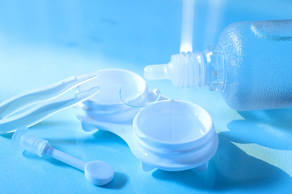 One-on-one contact lens training session at Yorkville Eye Care